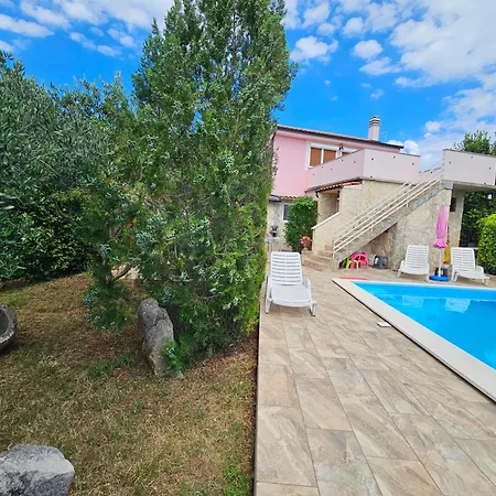 Kate, With A Private Swimming Pool And Garden *