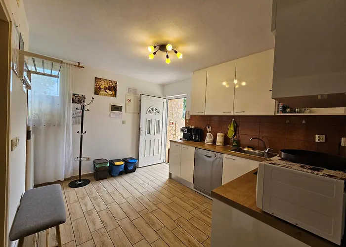 Kate, With A Private Swimming Pool And Garden