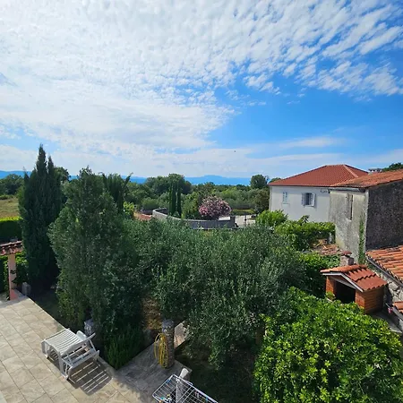Kate, With A Private Swimming Pool And Garden *