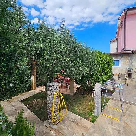 Villa Kate, With A Private Swimming Pool And Garden Malinska
