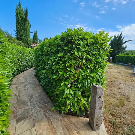 Kate, With A Private Swimming Pool And Garden فيلة