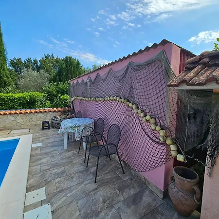 Kate, With A Private Swimming Pool And Garden *
