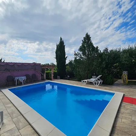 فيلة Kate, With A Private Swimming Pool And Garden