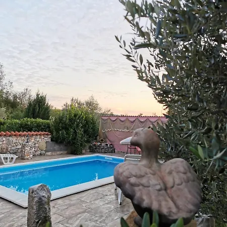 Kate, With A Private Swimming Pool And Garden