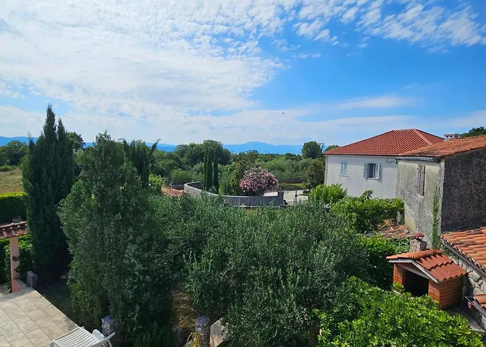 Kate, With A Private Swimming Pool And Garden *