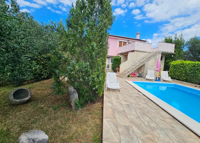 Kate, With A Private Swimming Pool And Garden *