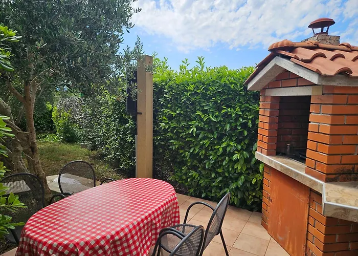 Kate, With A Private Swimming Pool And Garden 马林斯卡