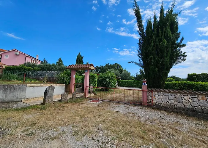 Kate, With A Private Swimming Pool And Garden