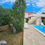 Kate, With A Private Swimming Pool And Garden *