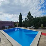 Willa Kate, With A Private Swimming Pool And Garden