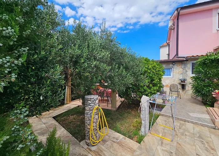 Vilă Kate, With A Private Swimming Pool And Garden Malinska
