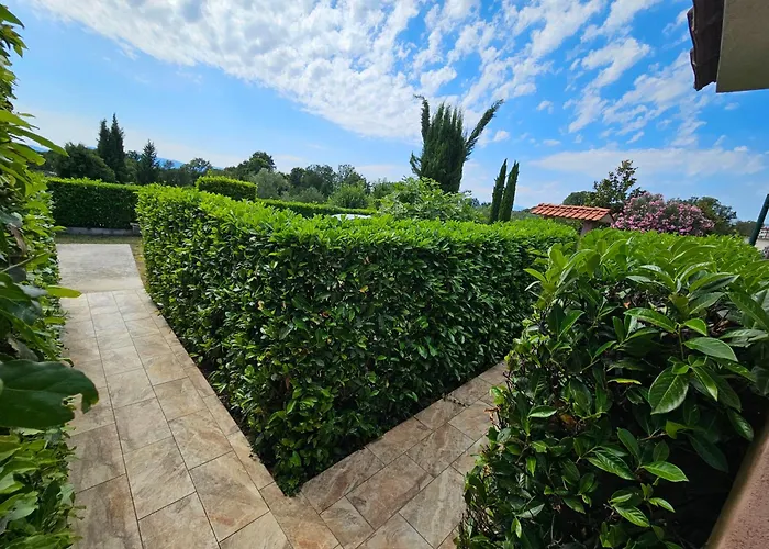 Kate, With A Private Swimming Pool And Garden