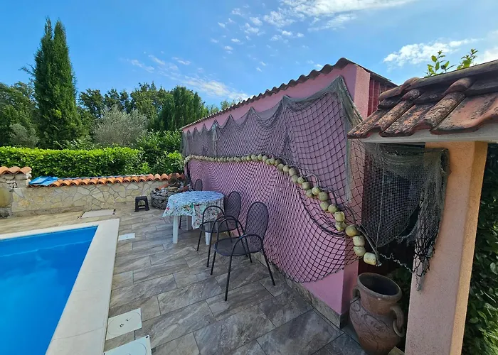 Kate, With A Private Swimming Pool And Garden *