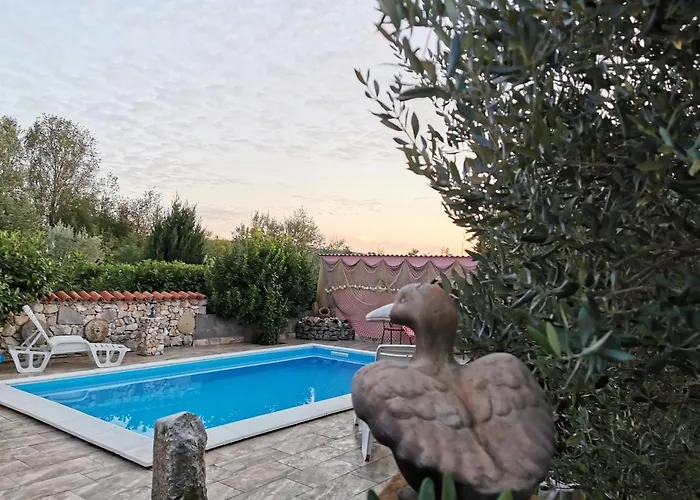 Kate, With A Private Swimming Pool And Garden